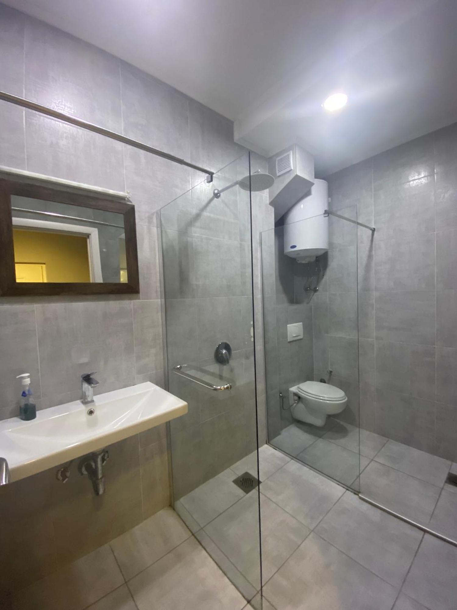 Hotel Fama Skopje Buitenkant foto