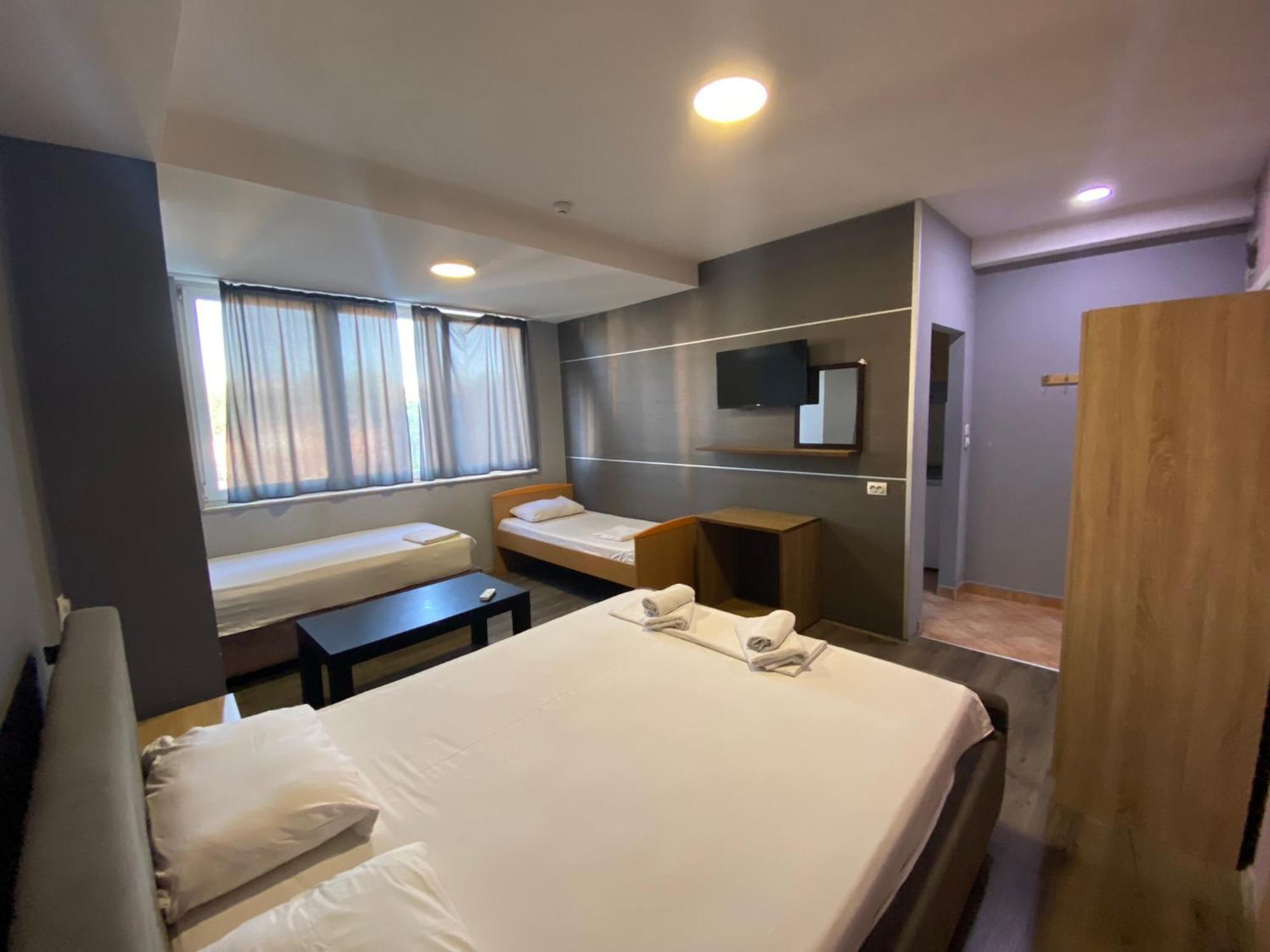 Hotel Fama Skopje Buitenkant foto