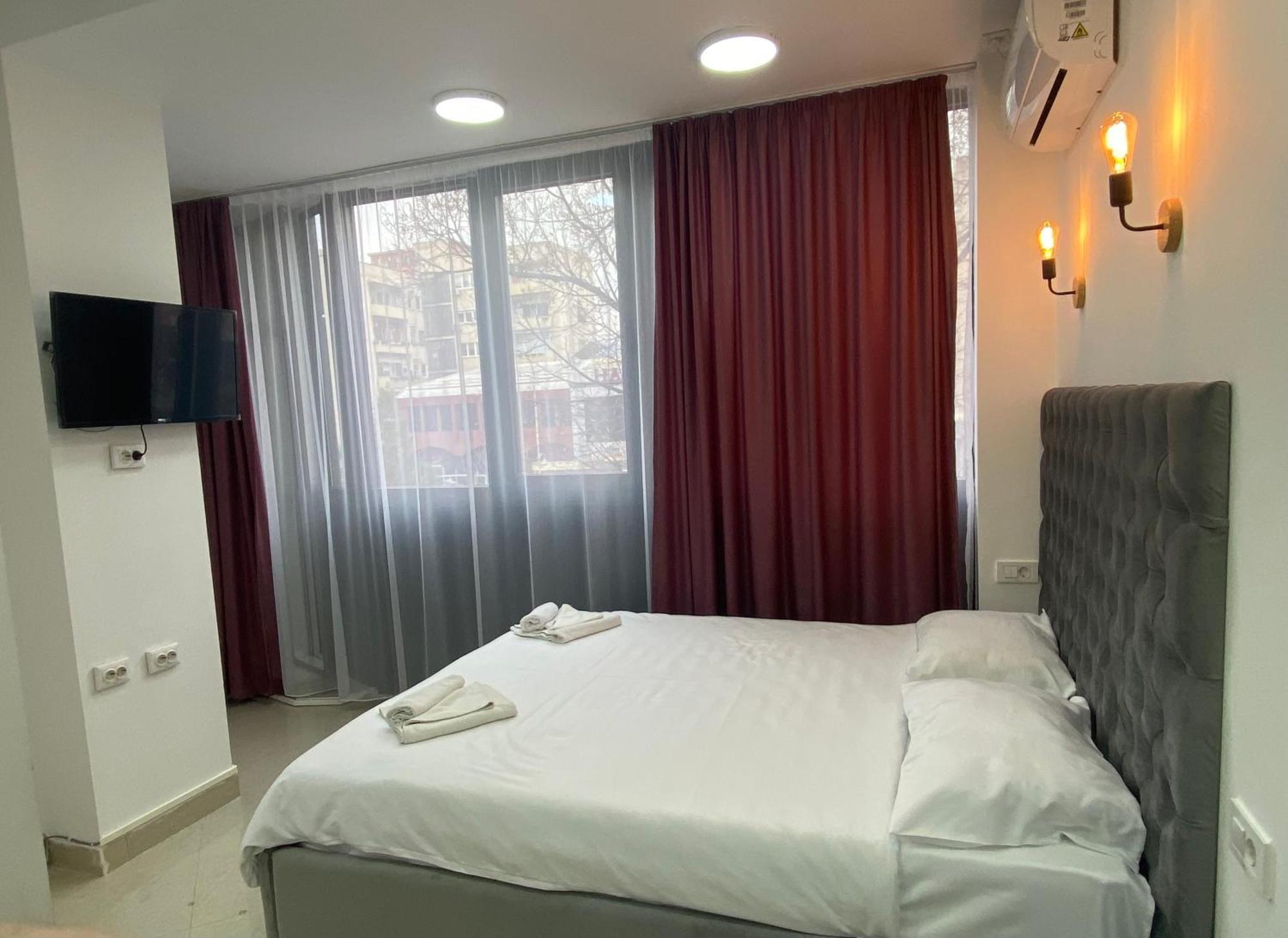 Hotel Fama Skopje Buitenkant foto