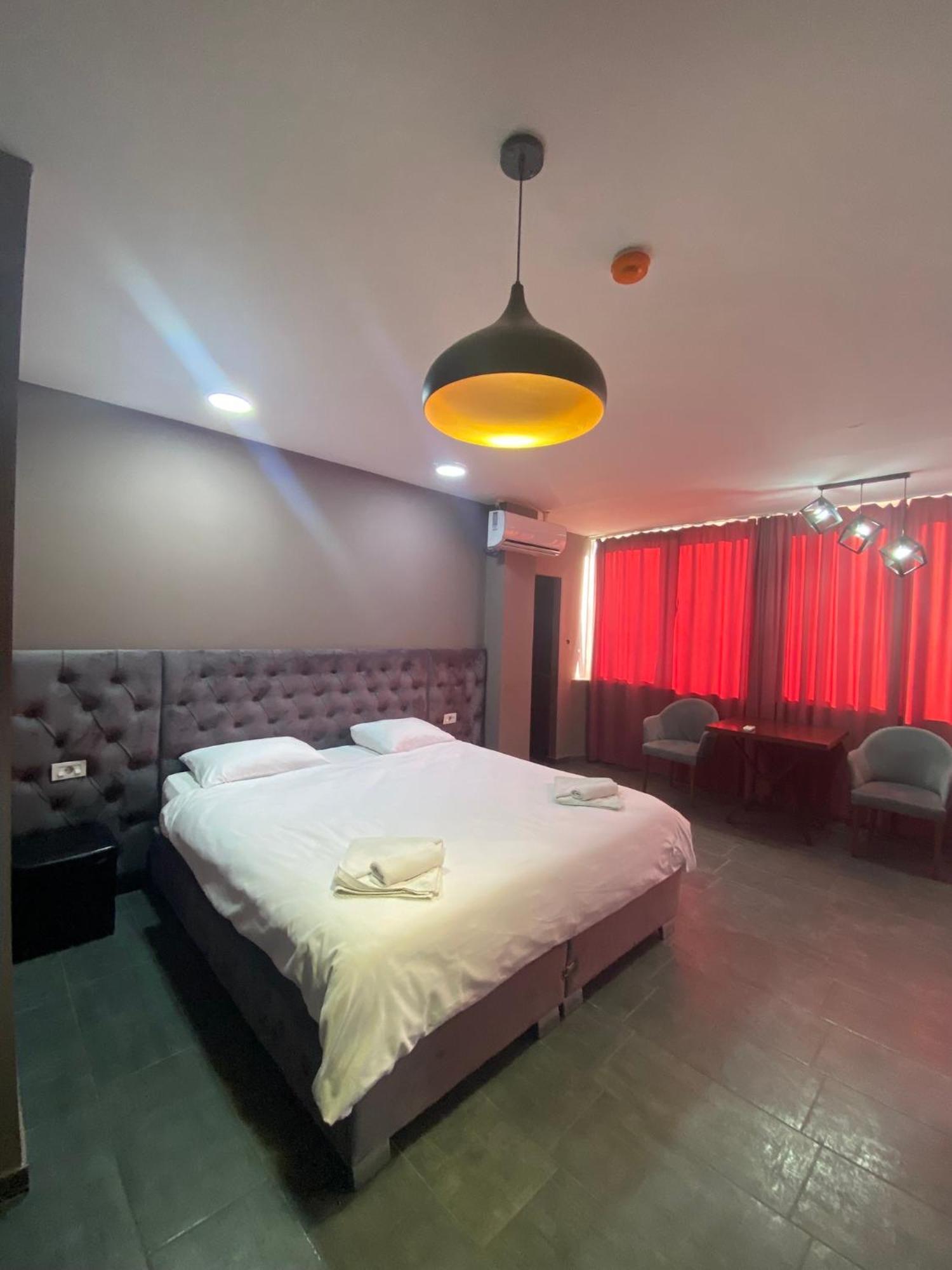 Hotel Fama Skopje Buitenkant foto