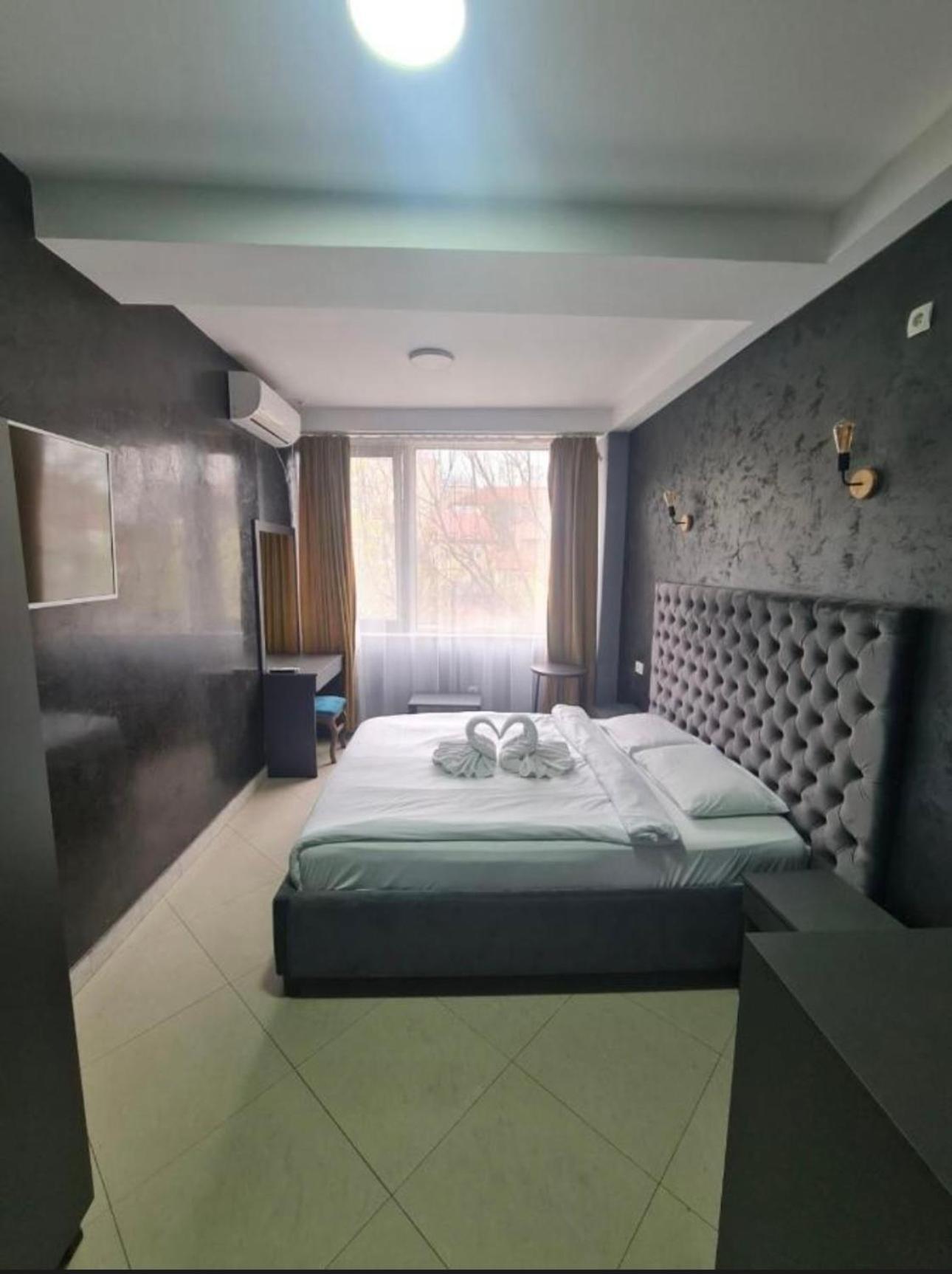 Hotel Fama Skopje Buitenkant foto